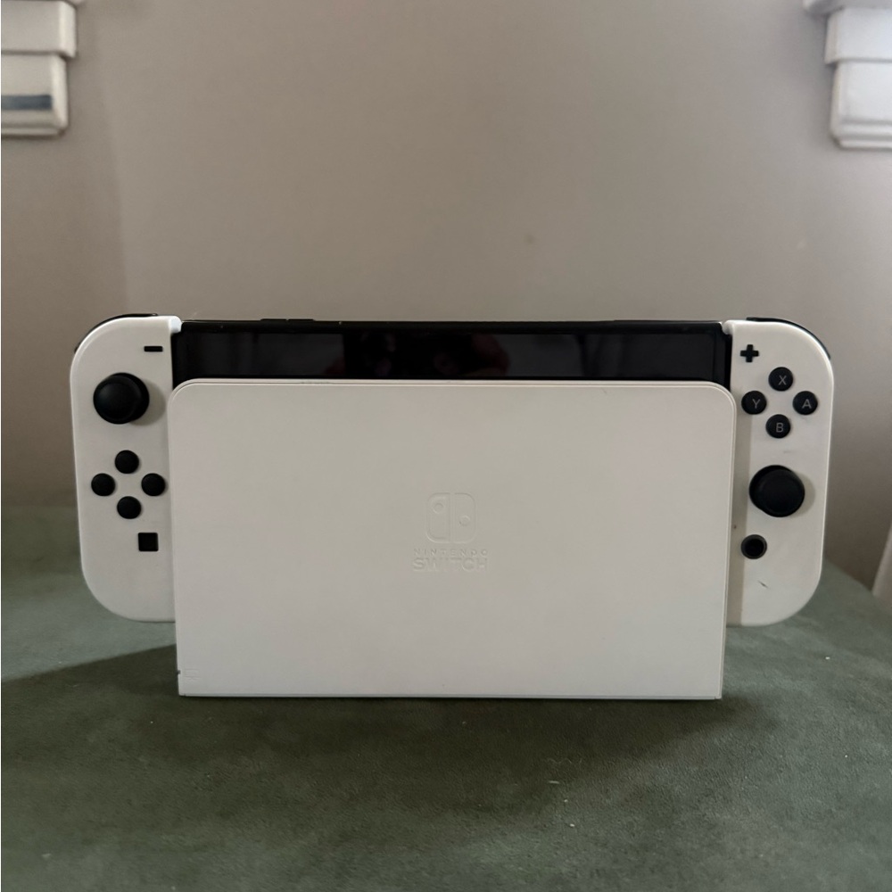 Used Nintendo Switch OLED Bundle with 400GB Memory Card - Picture 4 of 12